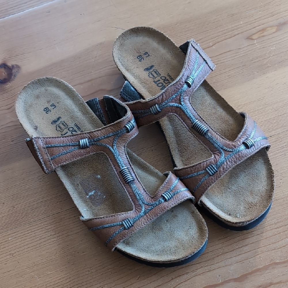 Naot Size 39 Slip On  Sandals